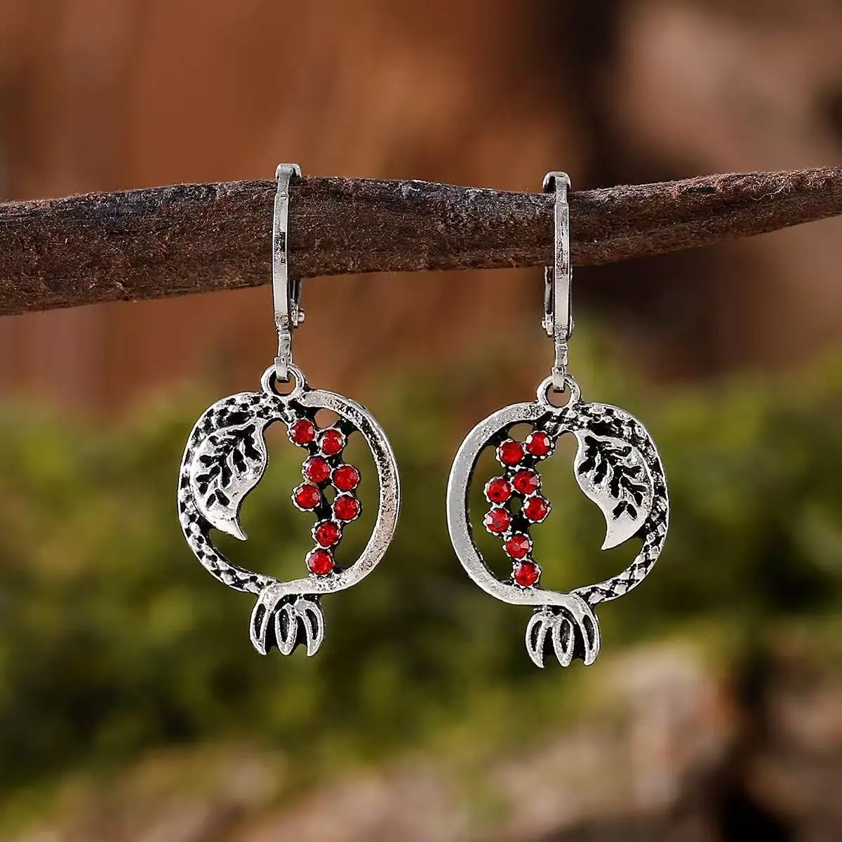 

Beaut&Berry Vintage Pomegranate Pendant Earrings Suitable for Women to Wear Trendy Party Jewelry Friends Accessories Gifts