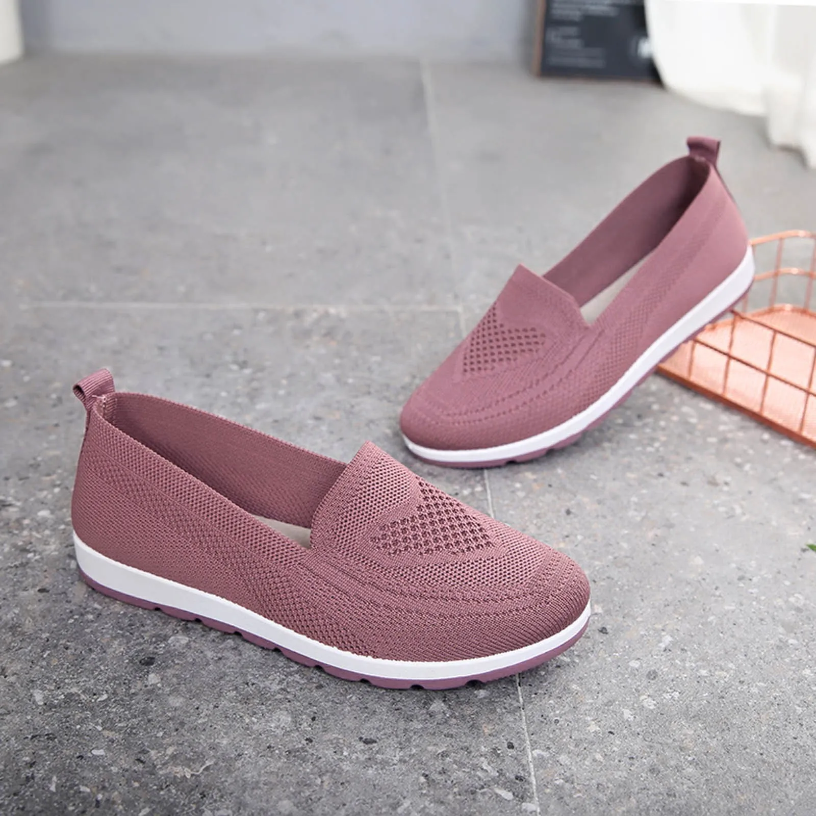 Sepatu kets slip on kasual wanita, sepatu sneakers olahraga jalan luar ruangan sol lembut musim panas untuk perempuan