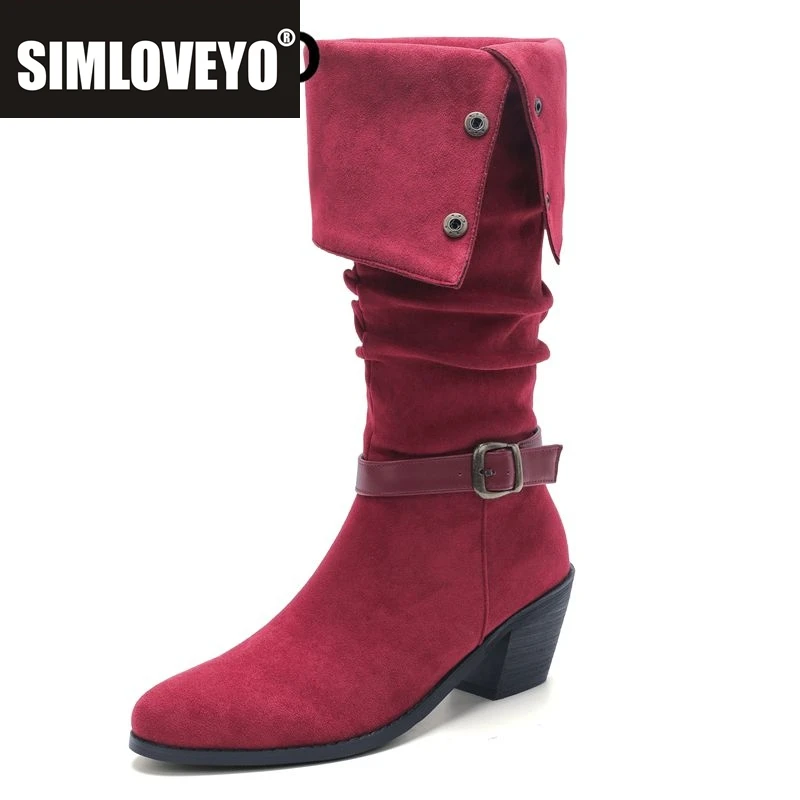 

SIMLOVEYO флоковые замшевые женские сапоги до колена с круглым носком на блочном каблуке 6,5 см, без шнуровки, с пряжкой на ремне и заклепками, большие размеры 42 43 Dating Bota