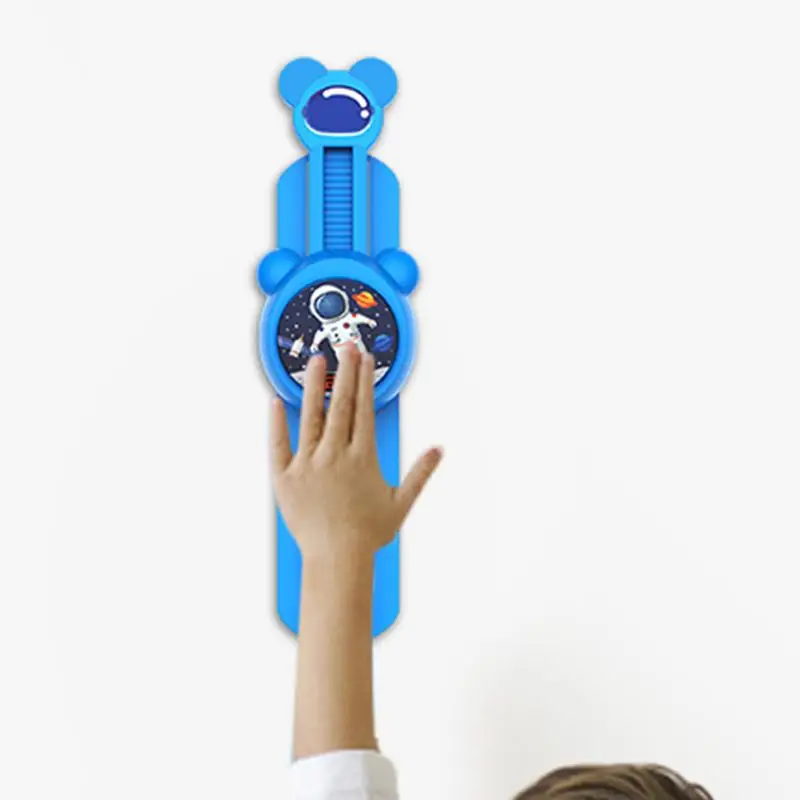 Contatore di salto per bambini Dispositivo di allenamento per l'altezza della trasmissione vocale Tocco regolabile Giocattolo da salto Grafico di crescita dei cartoni animati Esercizio