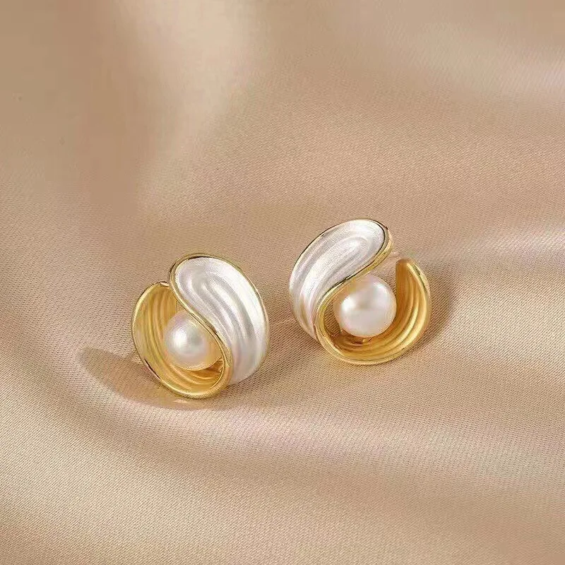 Elegant Shell Pearl Earrings For Women New Design Girls Irregular Metal Circle Pendientes Stud Fashion 2022 Jewelry Gifts