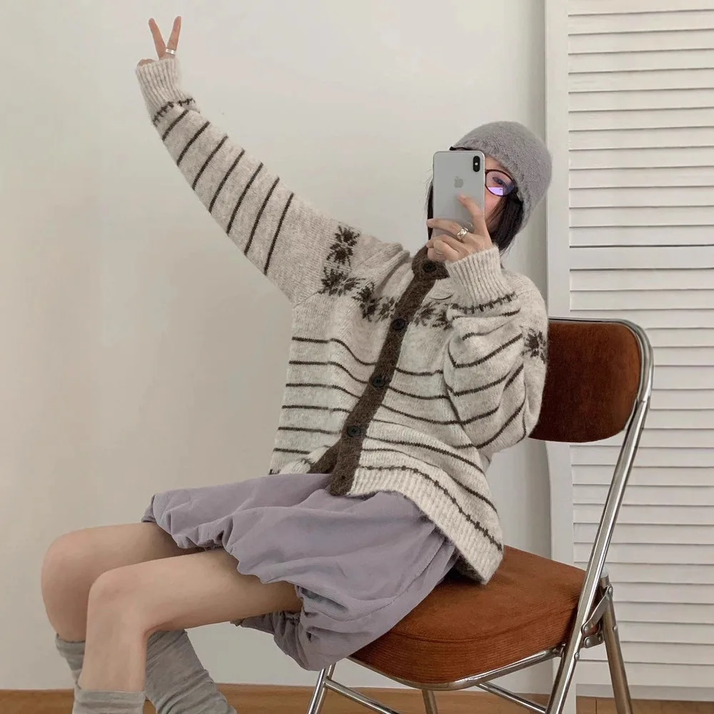 

2025 Autumn Winter New Loose Casual Lazy Style Knitted Cardigan Striped Retro Round Neck Button Contrasting Sweater for Women