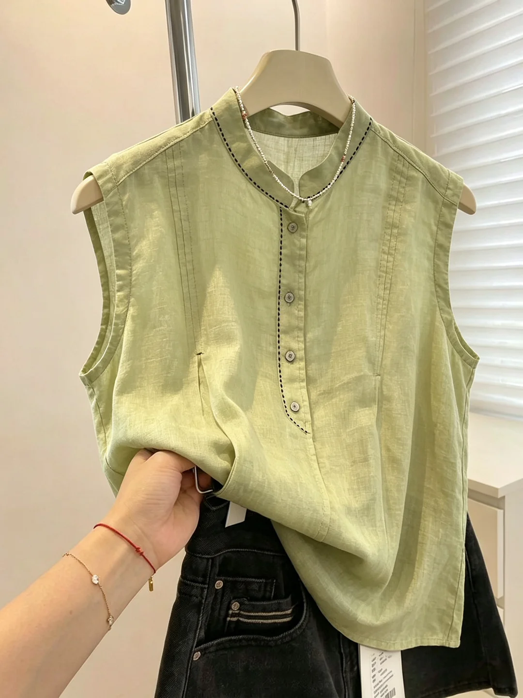 Loose Fit Sleeveless Single Button Stand Collar Cardigan Style Artistic Fashion Women's Shirt Summer Season Ladies Top