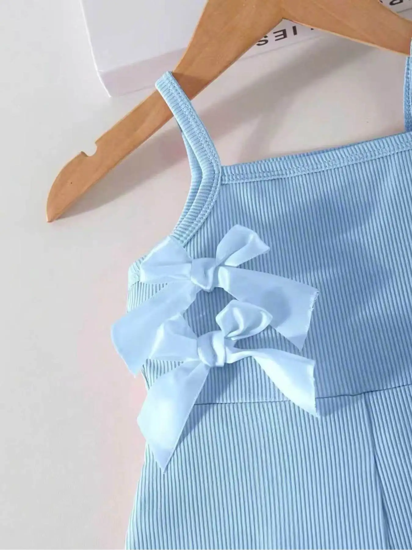 Kinder-Jumpsuit mit eckigem Ausschnitt, ärmellos, lässig, elegant, bequem, einfarbig, mit Schleife und Trägern, einteiliger Anzug für Kinder – Detail 4