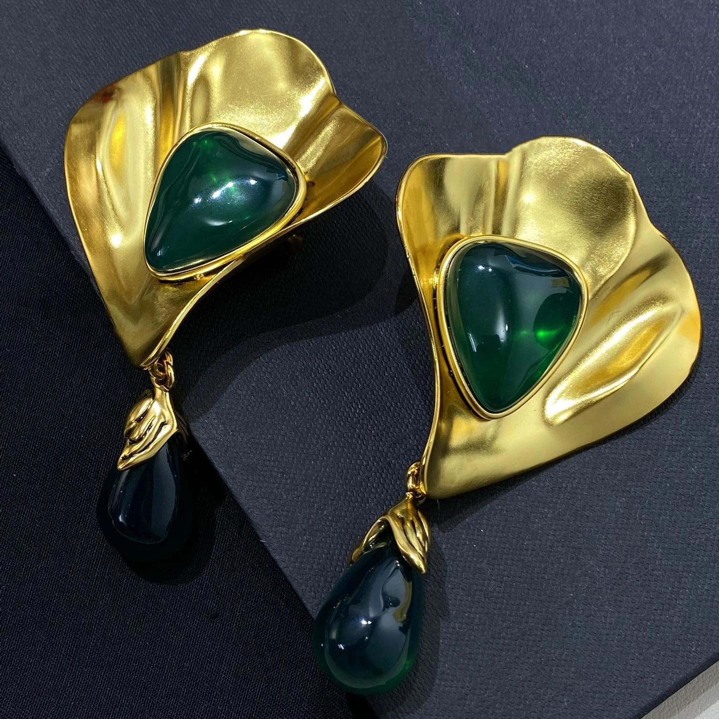 Europe America Designer Brass Plated Gold Flower Green Resin Earrings Ear Clip Women Luxury Jewelry Party Trend
