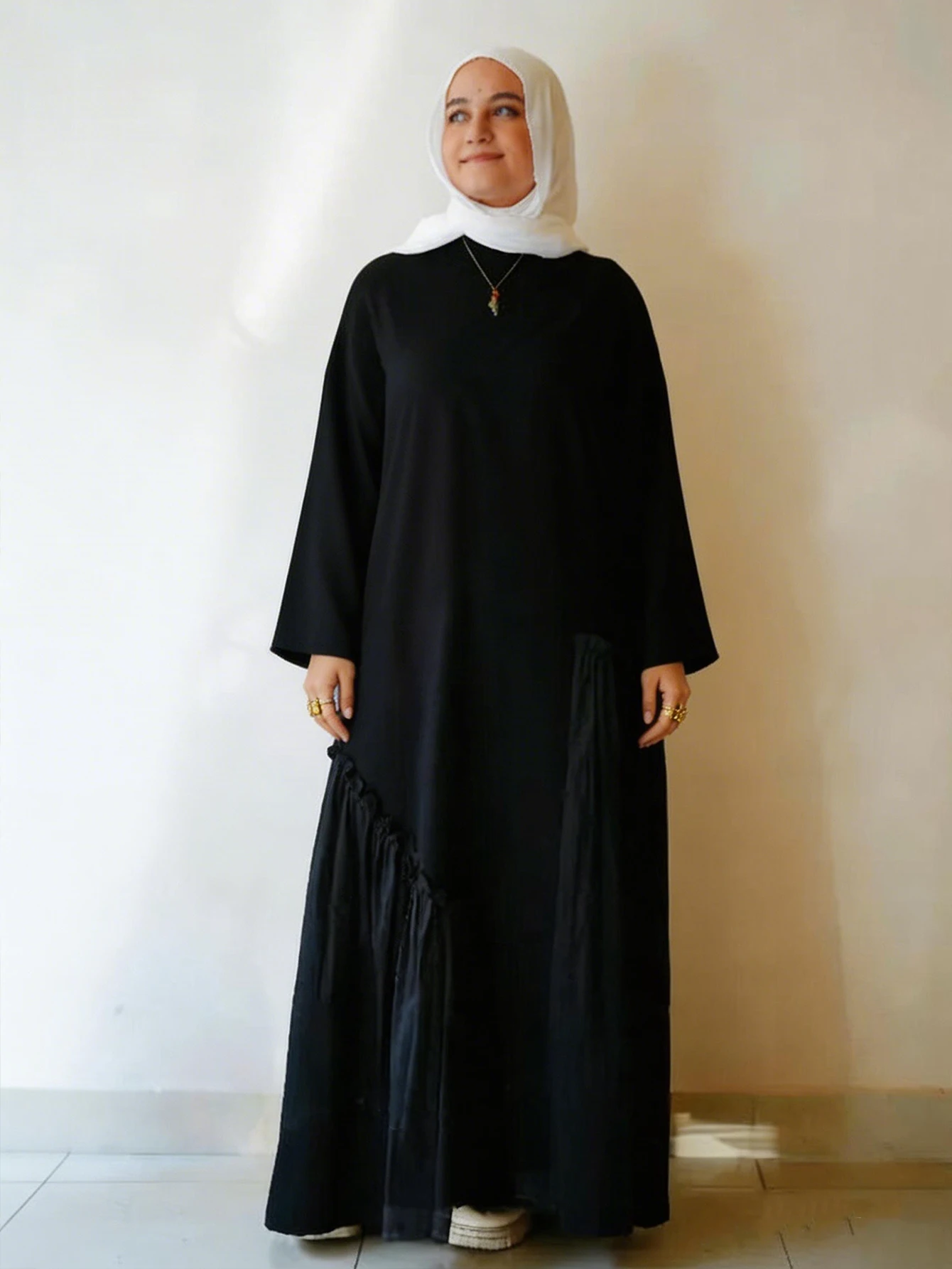 Modisches, locker geschnittenes, elegantes, schwarzes, langärmeliges, einfarbiges, plissiertes, arabisches Kleid für Damen – Detail 3