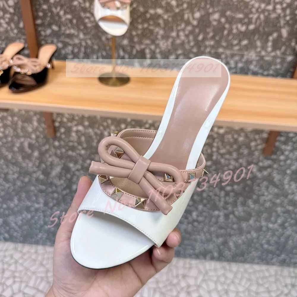 

Женские тапочки на высоком каблуке с открытым носком и заклепками, женские пикантные стильные туфли-лодочки на шпильке с бантом и круглым носком, женская вечерние домашняя обувь