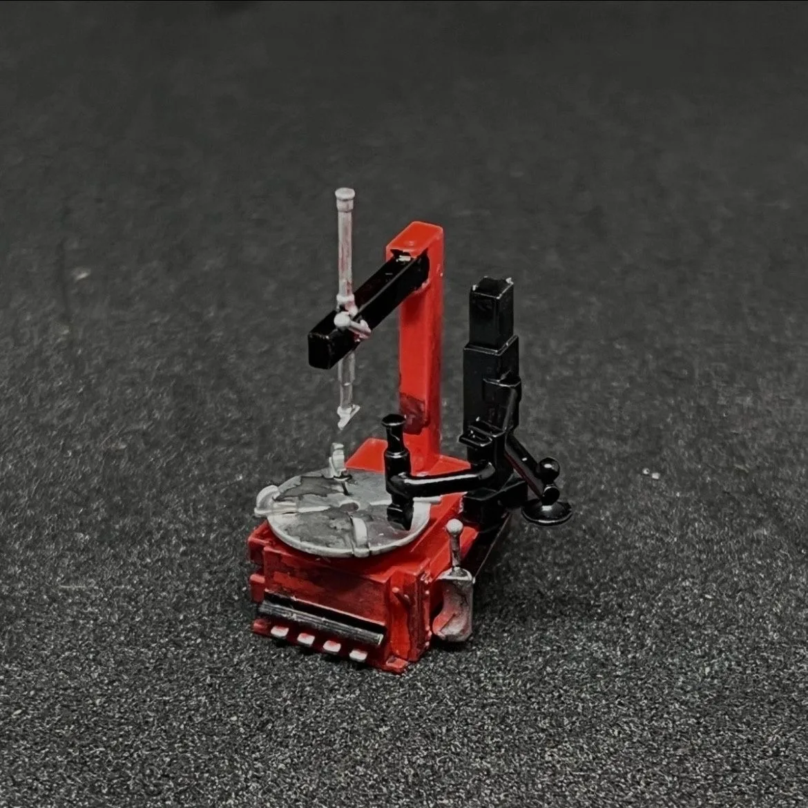 1:64 levantador de pneus, máquina de equilíbrio, posicionador, ornamento de cena proporcional 1/64, modelo de oficina de reparos