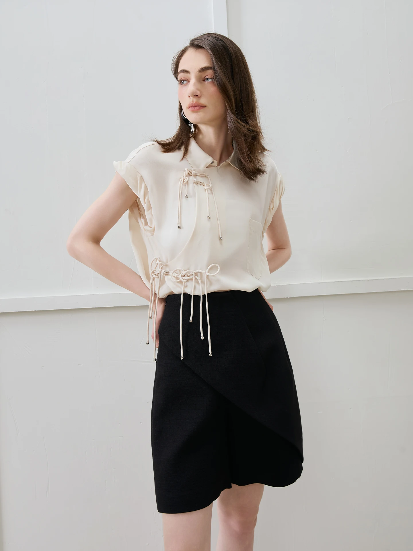 

Свободная рубашка с завязками в холодных тонах, создающая расслабляющее ощущение, в китайском стиле, из полиэфирного волокна, прямого кроя, с круглым вырезом, лето 2025