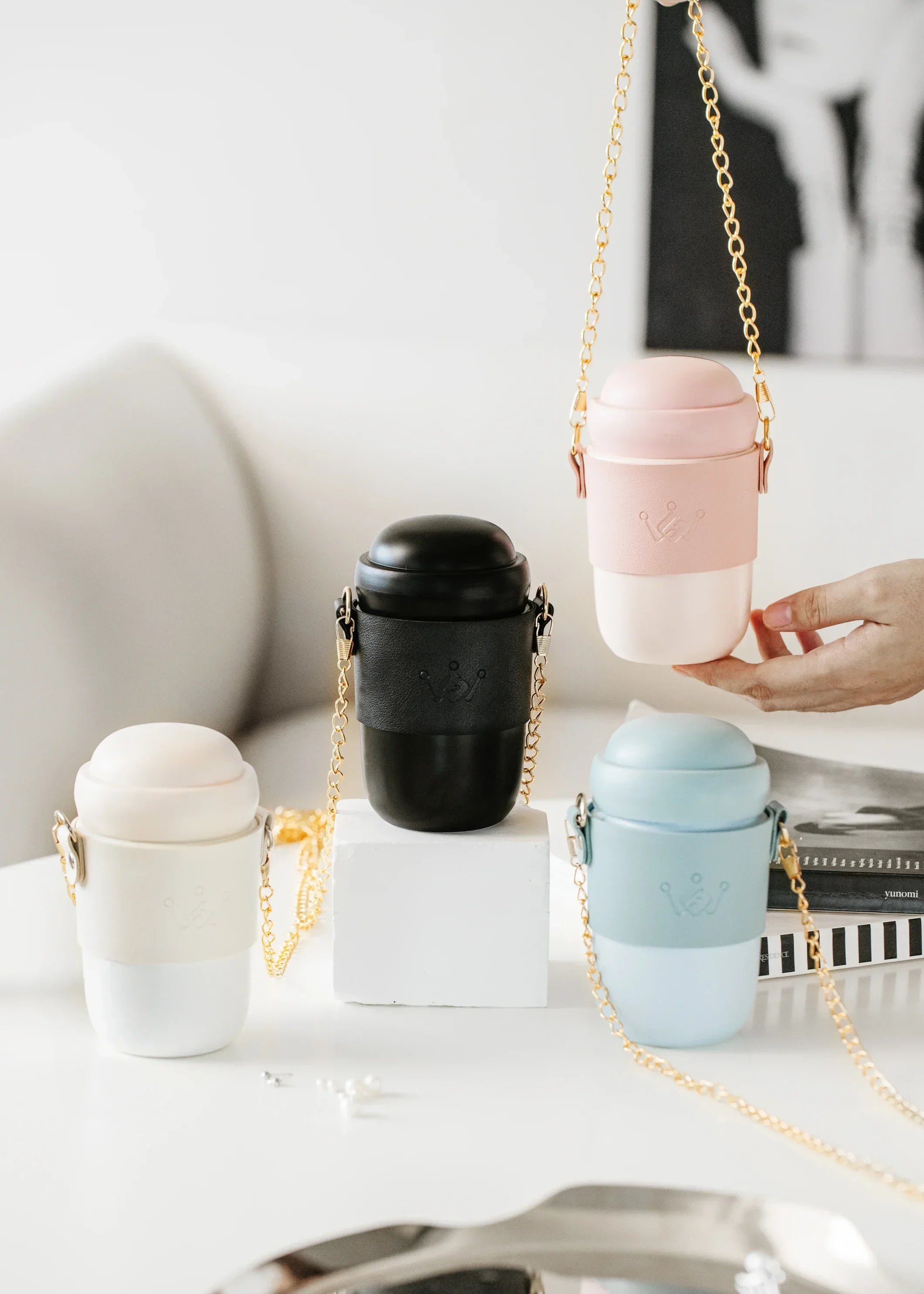 

1 шт. креативная керамическая чашка с цепочкой, подвесная плечевая чашка для воды, милая кофейная чашка с крышкой, подарок для девушки и пары
