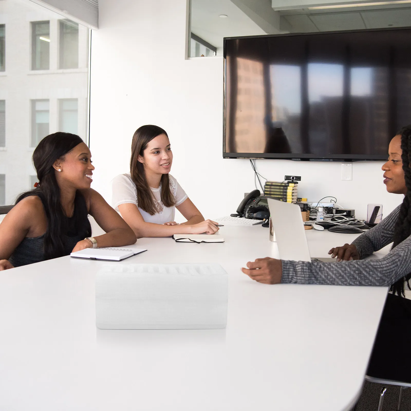 

Органайзер для телефонов на 10 слотов, коробка для хранения мобильных телефонов в классе, многосекционный держатель с защитным пенопластом EPE для офиса и совещаний