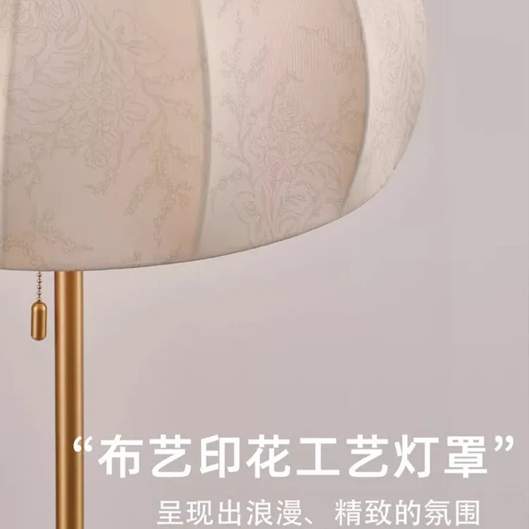 縦型テーブルランプ、北欧のハイエンドセンススタディ、寝室のアンビエントライト