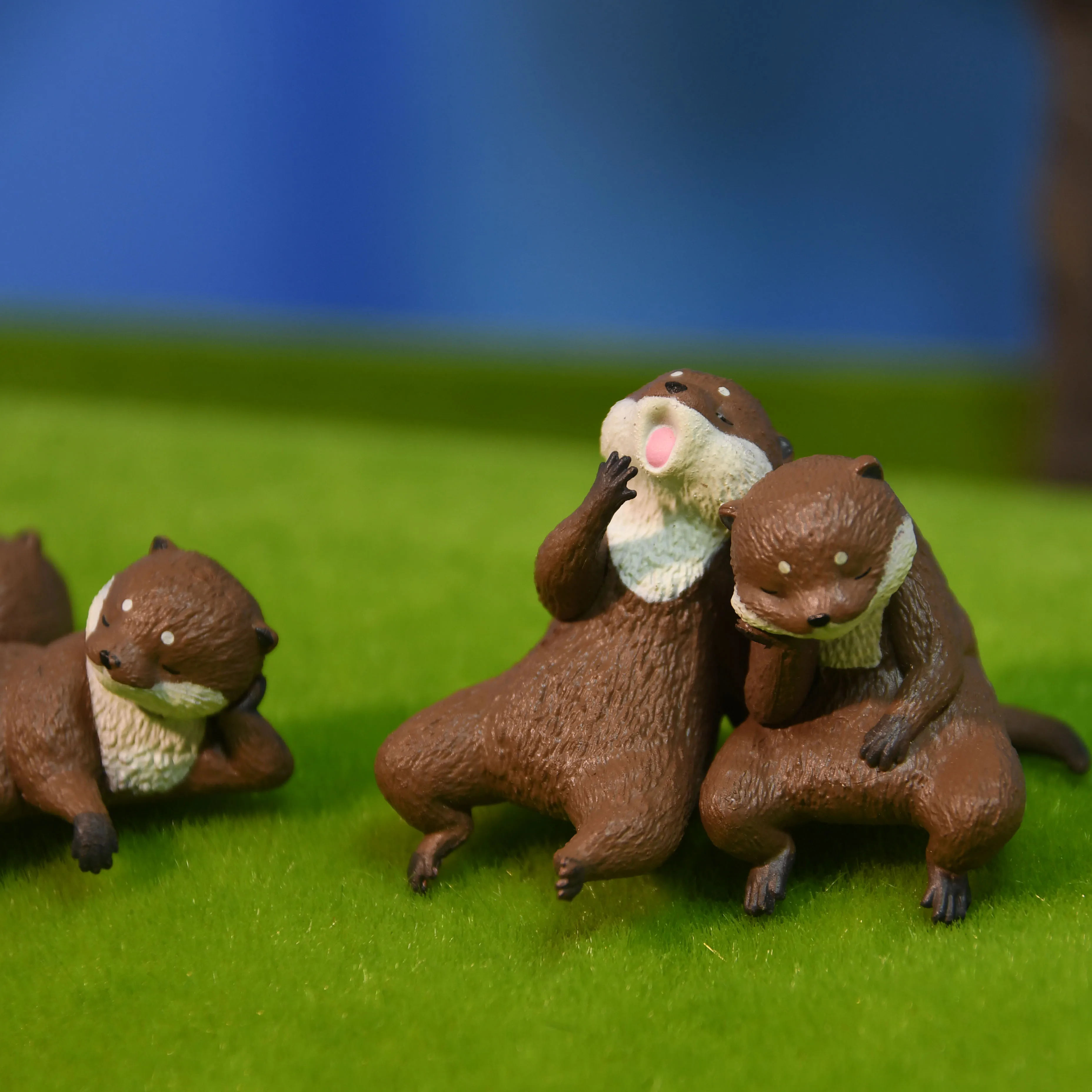 Zabawki kapsułkowe Yell, urocze leniwe małe otory morskie odpoczywające na krawędzi po południu, leżące, machające pyszczkiem, siedzące, figurki ozdobne zwierząt.