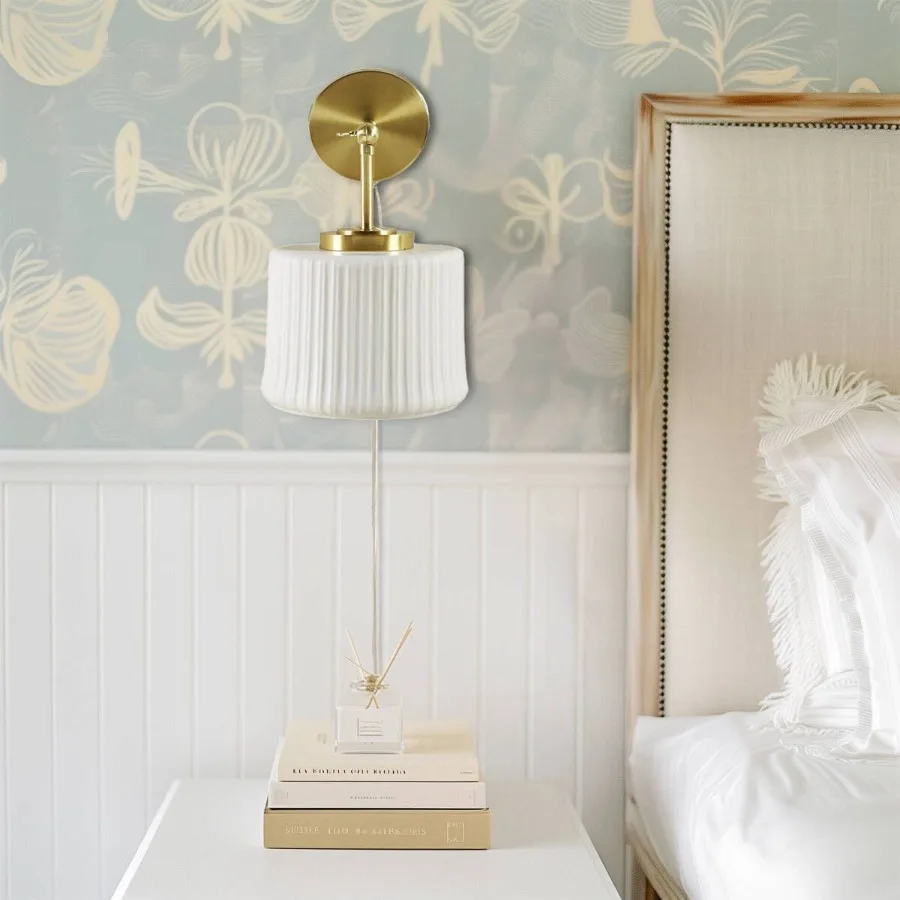 Applique murale en céramique blanche avec bras oscillant réglable