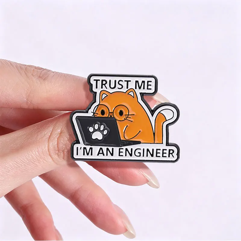 Przypinka emaliowana z cytatem – Tech Accessories Designer recenzja i cena