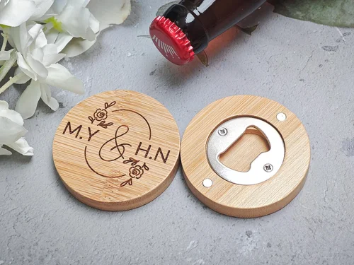 Abridor de botellas personalizado con iniciales/monograma y diseño de fecha, abridor de botellas magnético de madera grabado, regalo para padrinos de boda