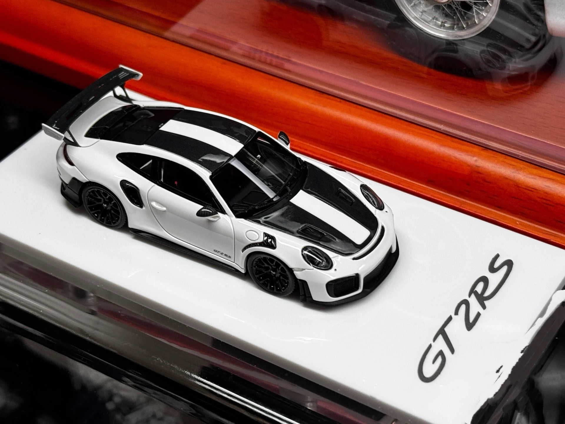 

SUHE 1:64 911 GT2 RS Panda White Limited Edition resin model