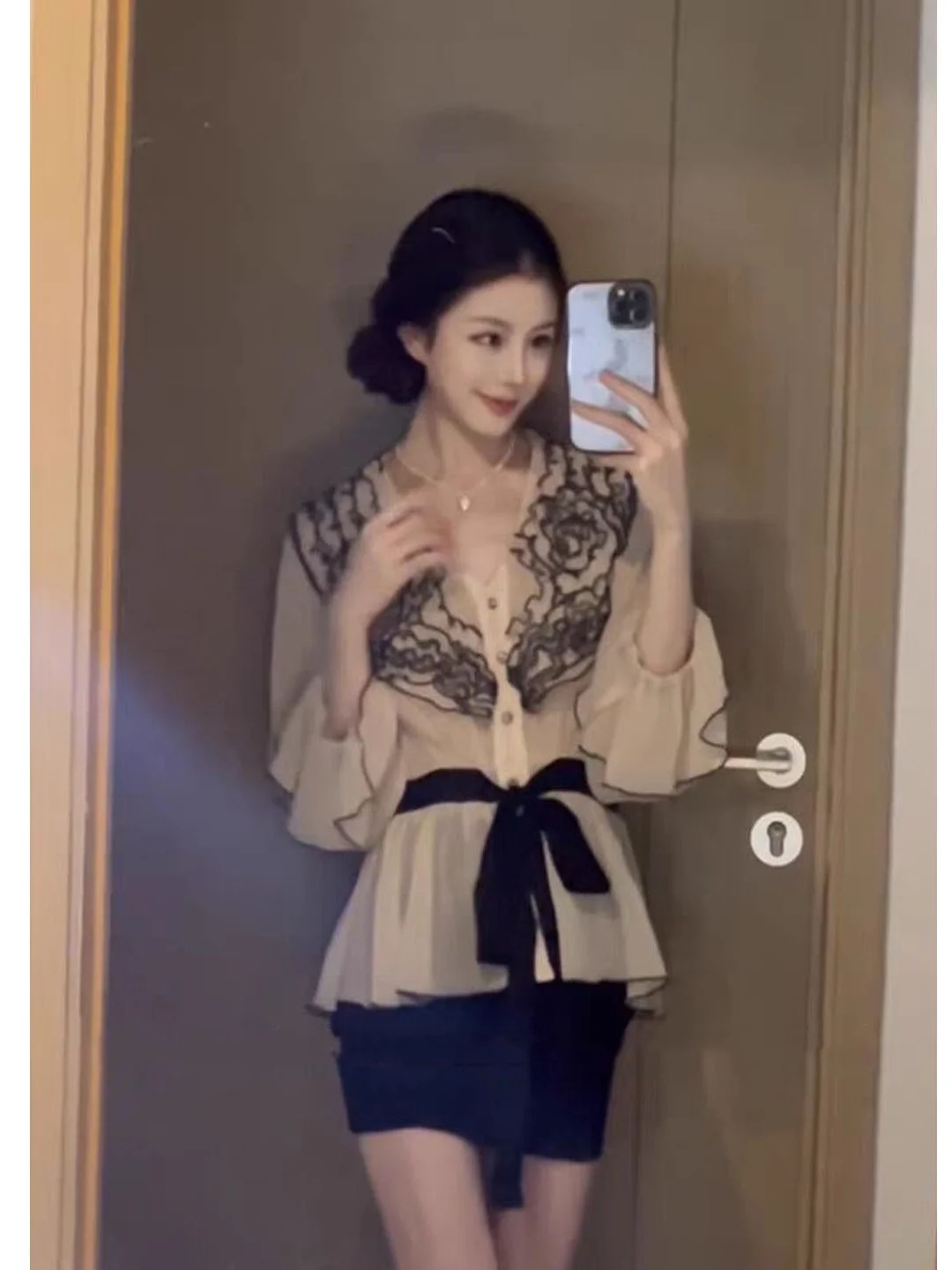 Elegant Lace Splice Long Sleeve Shirt Women's Design Slimming Waistline Versatile Top Korean Style Button Detail Gathered V-neck