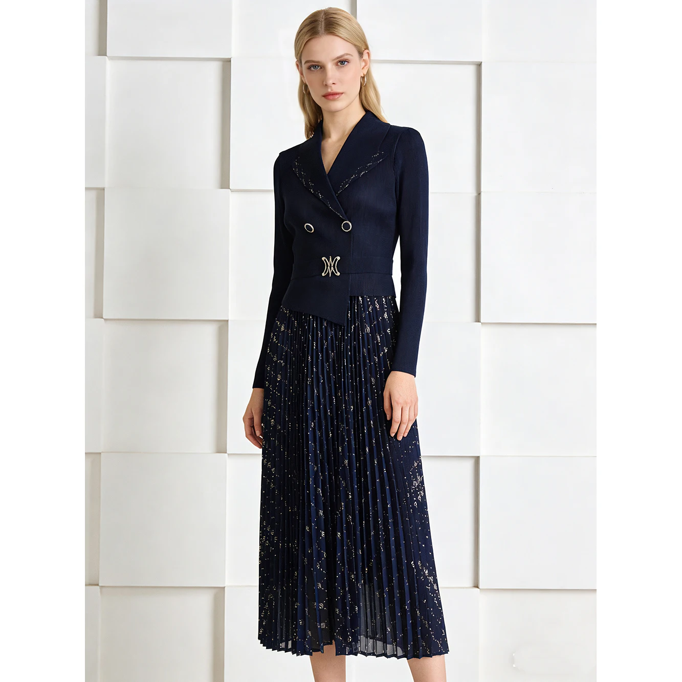 

Southeast Asian Transoceanic Tee-Button Gold Emed Suit Collar Diamond Embellied Loose plus Size Pleated Skirt Dr