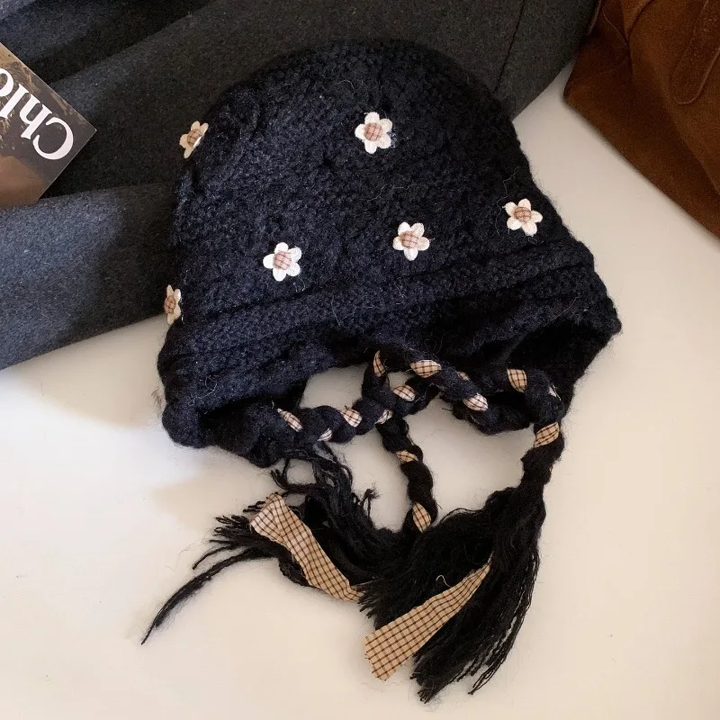 Koreanische gestrickte Blumenmütze, süß und niedlich, warme Fliegermütze, vielseitige Wintermütze mit Zopf und Quaste, gebundene Ohrenschutz-Beanie-Mütze – Detail 5