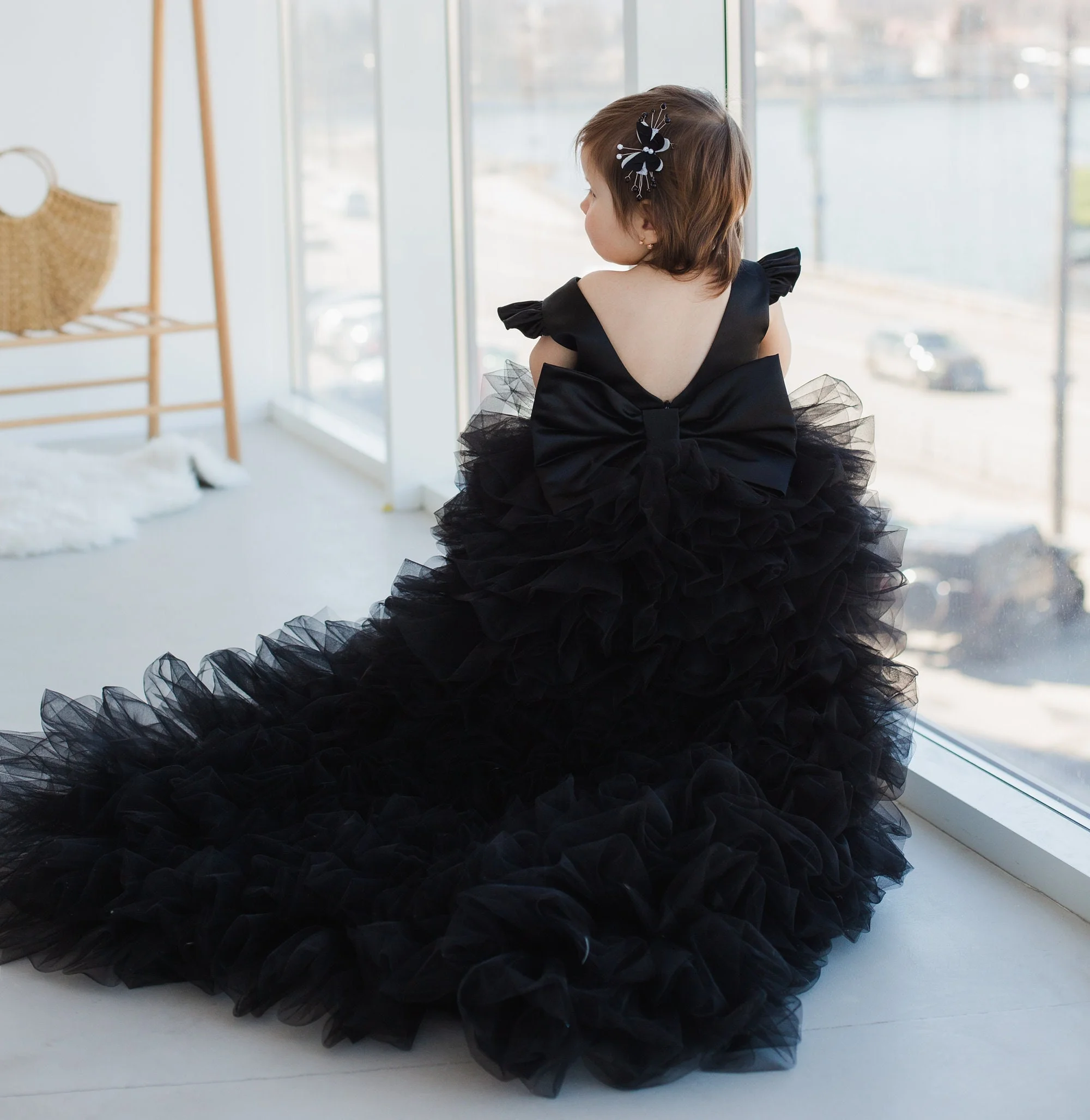 Vestido negro bonito de flores para niña, vestido de primer cumpleaños para boda, tutú largo de tren de barrido, vestidos de baile de primera comunión para bebé multicapa