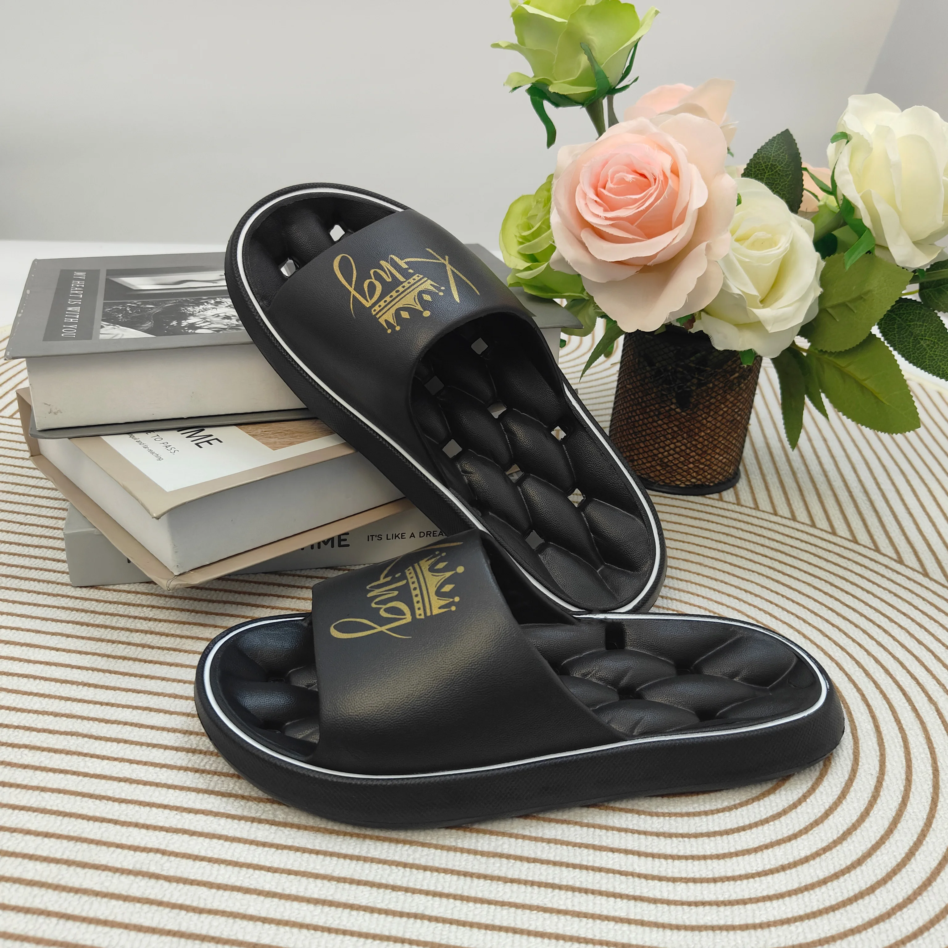 Unisex Ins-Style King Crown Casual Comfortable Thick-Soled Hollow Quick-Dry Slippers for Home and Bathroom, Versatile Couple's Slip-On Sandals