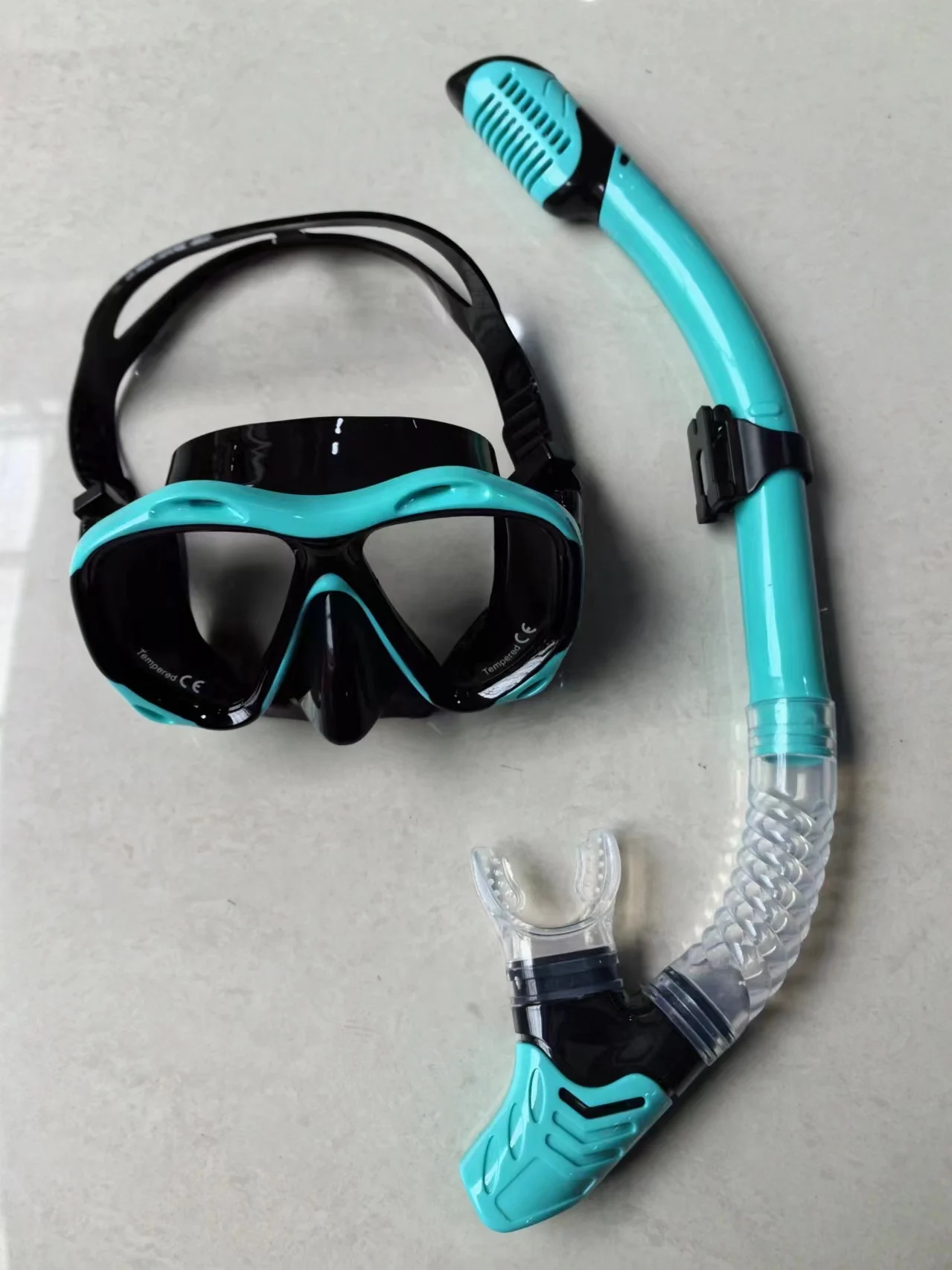 

Anti-Fog Scuba Diving Mask and Dry Snorkel Tempered Glass Lenses Diving Mask Prevent Strong Ultraviolet Rays Snorkeling Gear