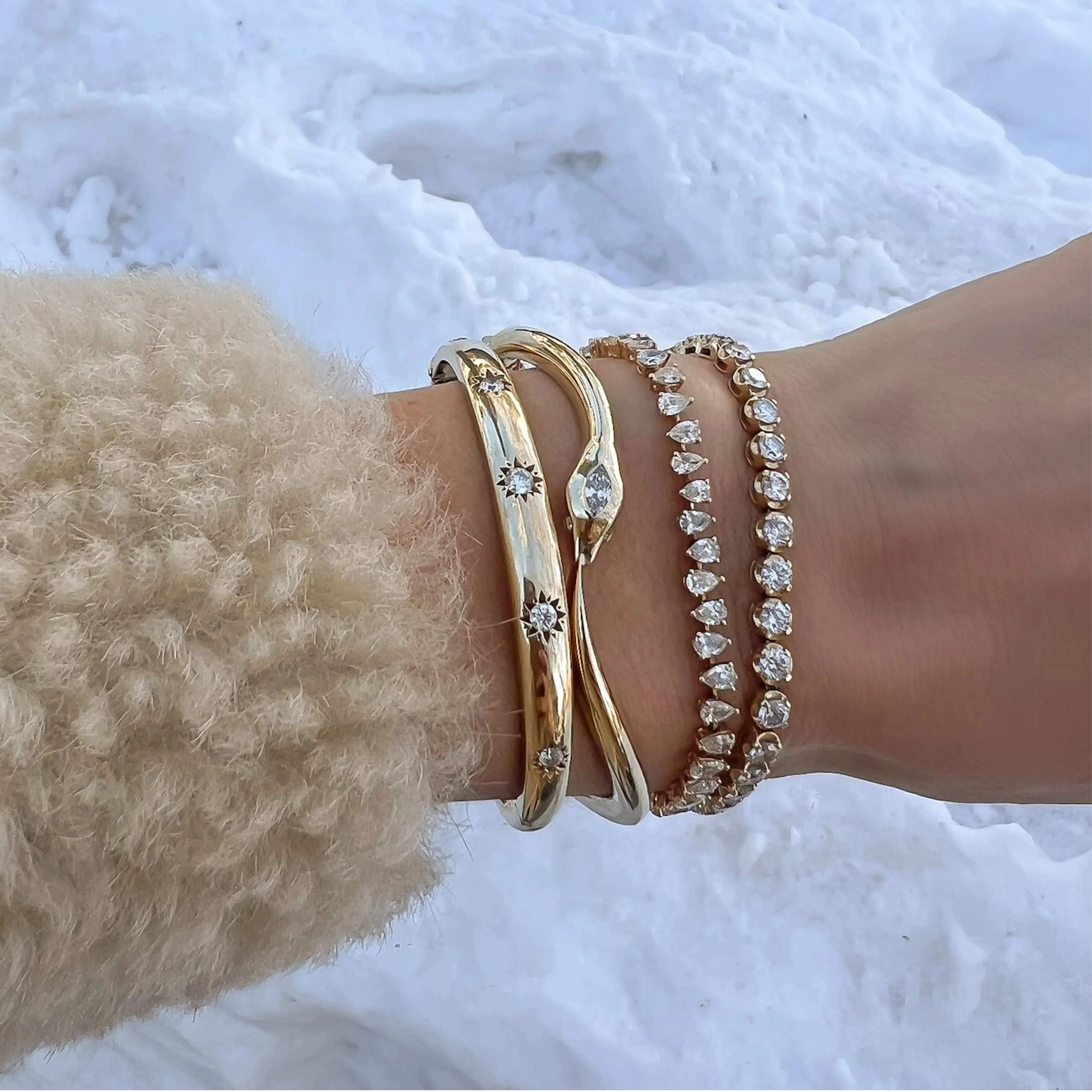 

AIKOER Minimalist 18K Gold Color Plated Stainless Steel Kundalini Snake Bracelet Stackable Zircon Snake Bracelet Women's Jewelry