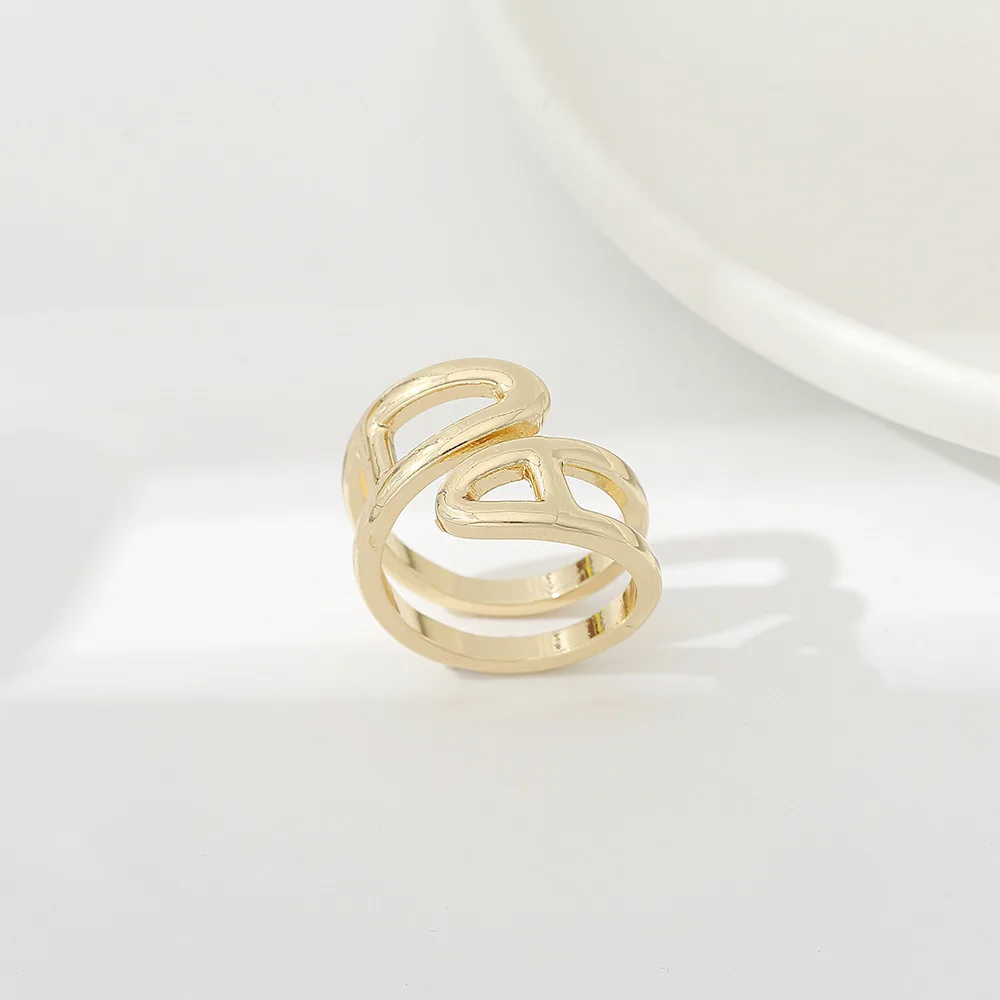 La nueva bufanda de seda de aleación multifuncional en forma de A, hebilla con apertura en forma de serpiente, accesorios de hebilla para bufanda de alta gama simples