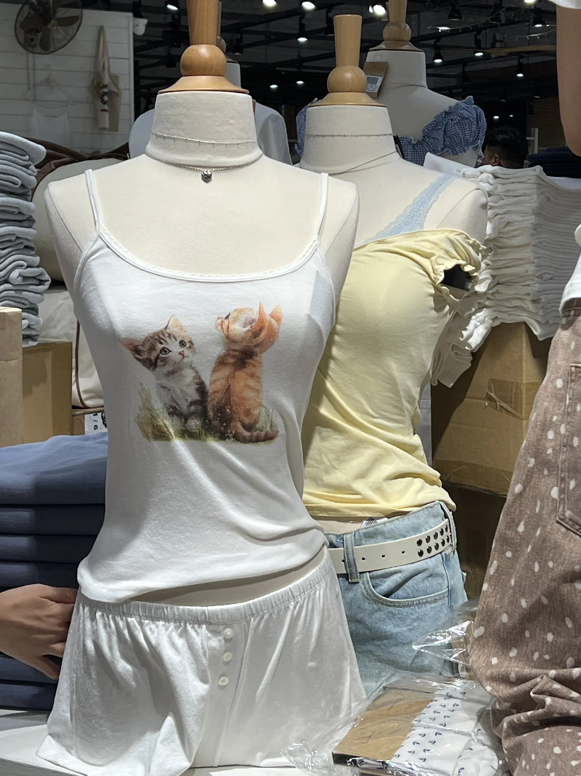 

Белый тонкий топ на бретелях с принтом Little Cats, женская кружевная отделка, U-образный воротник, хлопковый укороченный топ без рукавов, летние милые милые повседневные майки Y2k, новинка