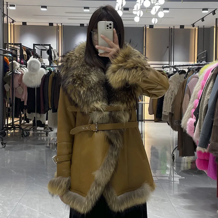 Janefur casaco feminino de shearling de ovelha com gola de pele de guaxinim feminino lã de cordeiro jaqueta quente e grossa JFB9-25005