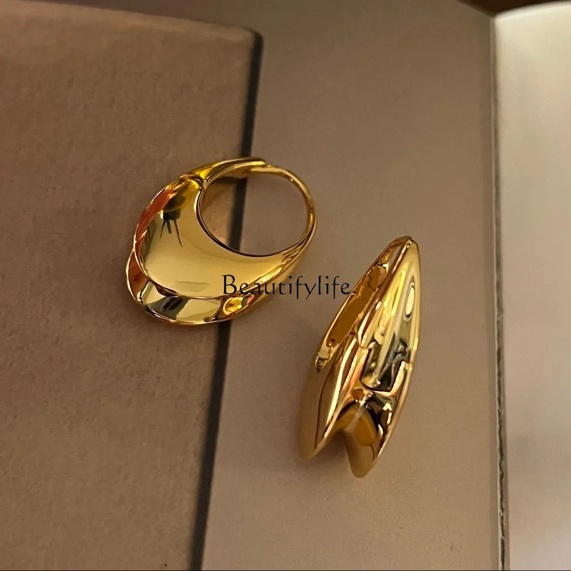 French retro exquisite metal smooth surface U-shaped personalized ear buckle European and American light luxury temperament