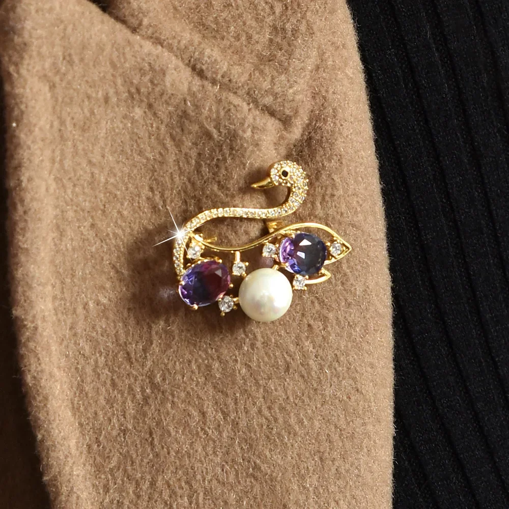 2025 Spilla versione coreana in cristallo sintetico composito cigno colorato, accessorio spilla da donna, clip per colletto, filo per spilla