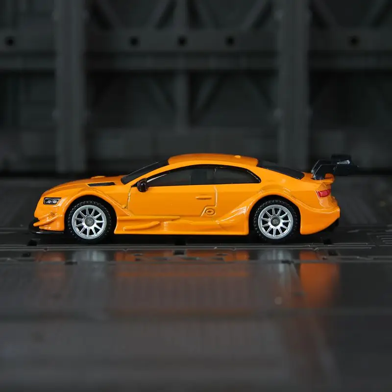

CCA 1:64 Audi RS5 Racing Легкосплавная модель автомобиля Маленькая раллийная гоночная машина подходит для коллекции и которые можно подарить в подарок друзьям