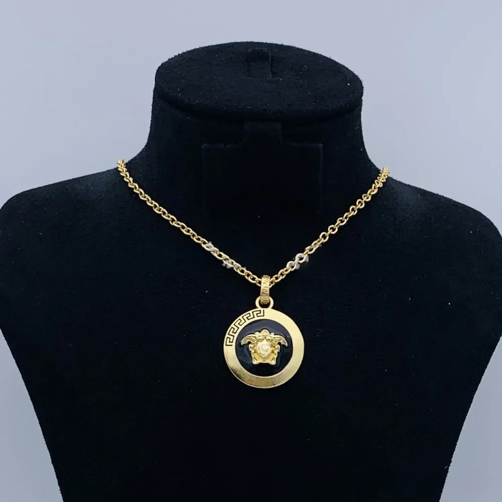 

2025 New Fashion Gold Round Pendant Necklace Women's Personality Fashion All-match Clavicle Chain Jewelry Gift