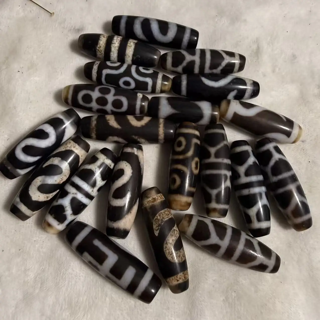 20pcs/lot Snowy Sky Beads with Black Cinnabar dots  Different Totems  dzi beads Tibetan styles for Jewelry making