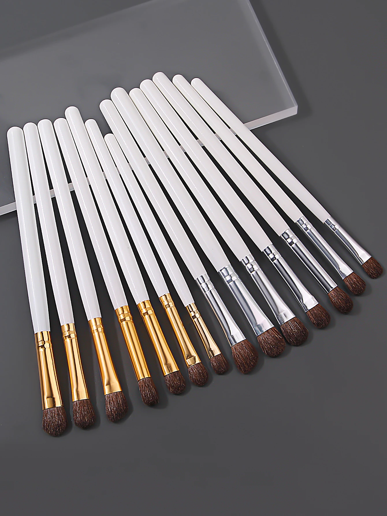 14PCS zorgvuldig geselecteerde oogschaduwborstels, vlekker, wenkbrauwborstels, oogmake-upborstels en schoonheidstools met houten handvat