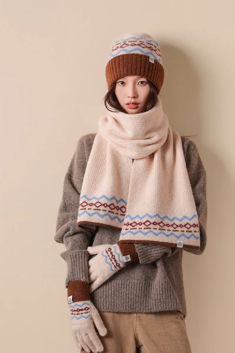 2025 شتاء جديد ريترو فيل آيلاند الجاكار المرأة وشاح سميكة الدافئة معطف خارجي الرقبة قفازات سدادات حماية الأذن قبعة ثلاث قطع مجموعة