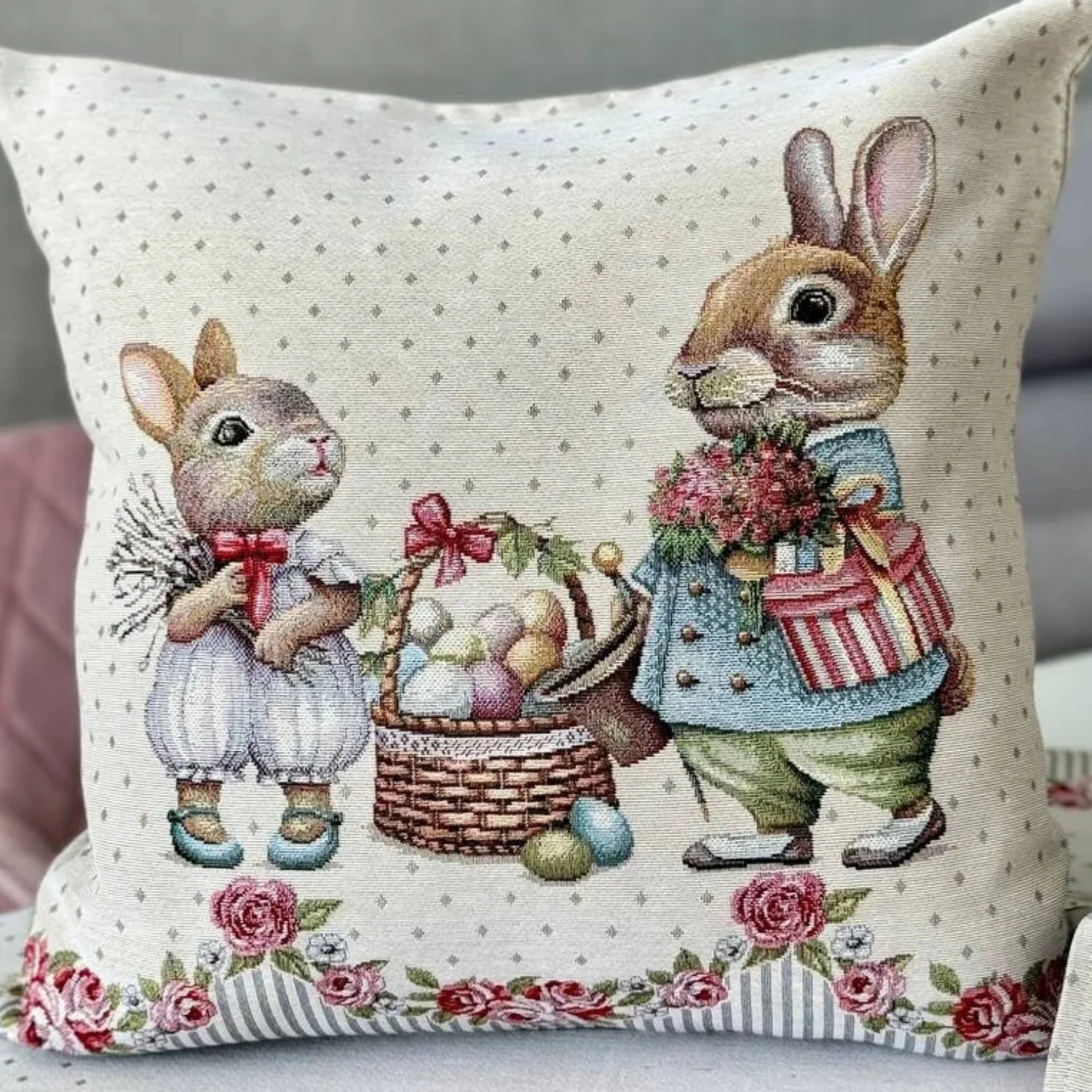Kissenbezug mit Osterhasen- und Eierkorbmuster. Wandteppichstoff, Osterhausdekoration, doppelseitiger Druck.