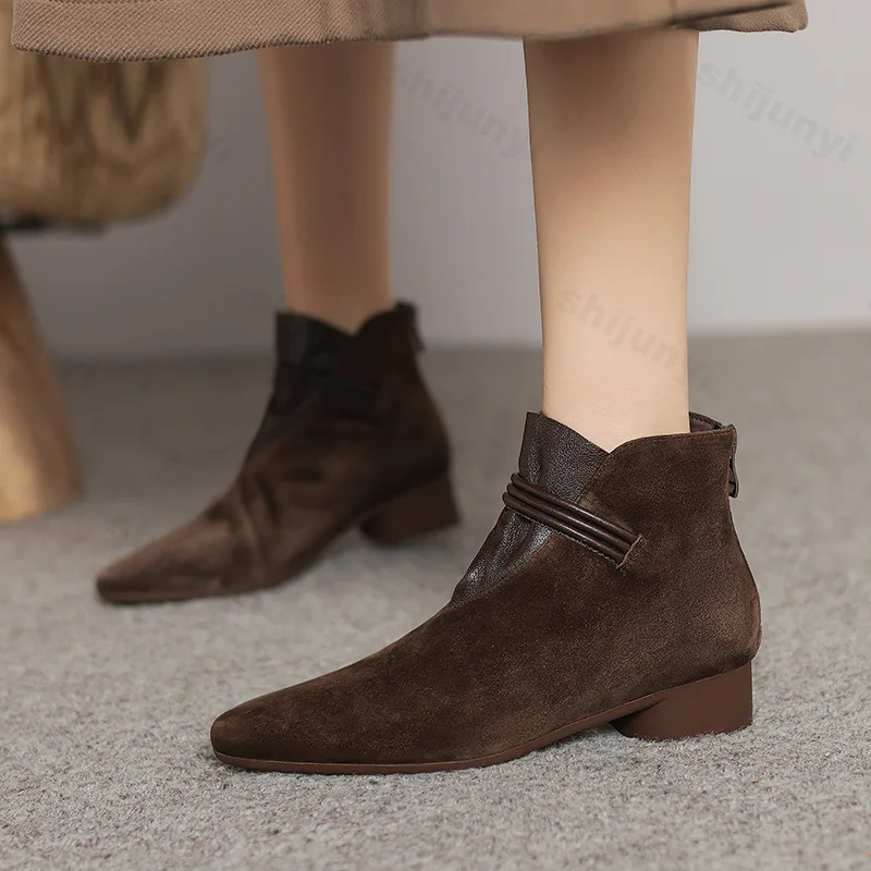 

Женские модные короткие ботинки, осень-зима 2024, новые винтажные удобные туфли на среднем каблуке, теплые нескользящие замшевые ботинки с острым носком