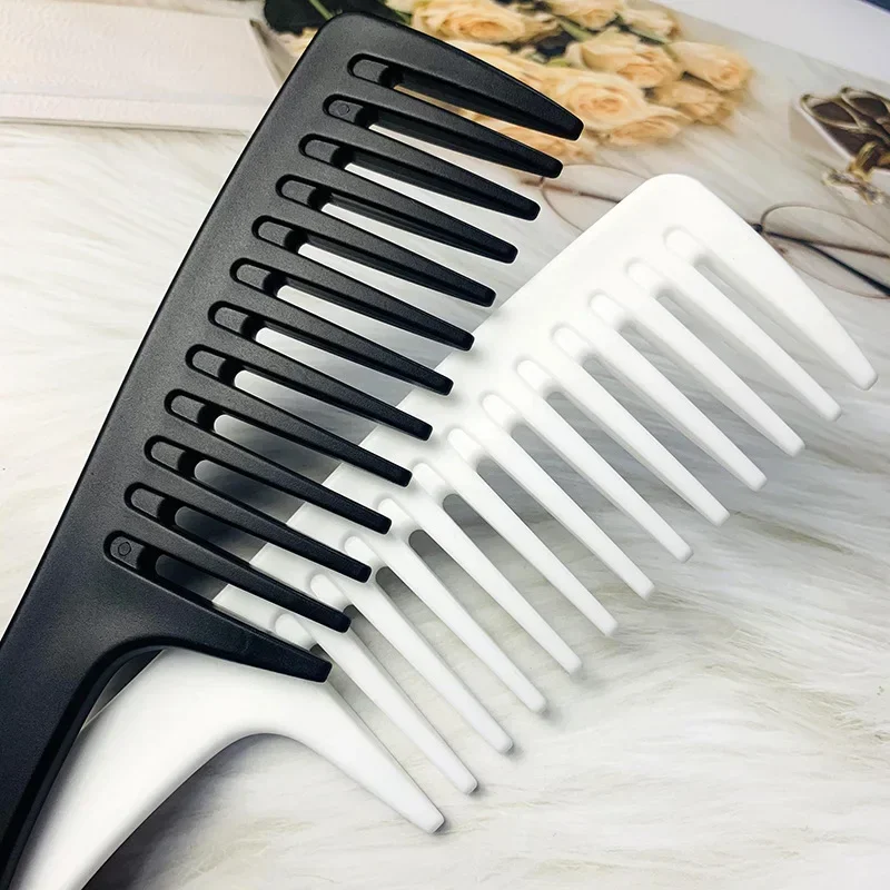 1PC Large-tooth Comb Has A Thickened Matte Texture, and The Curly Hair Is Not Easy To Break, and The Comb Has Wide Teeth