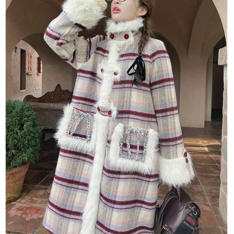 2025 Autumn and Winter New Contrasting Colors Mao Mao Plaid Design Coat Loose Warm and Thin Age-reducing Woolen Coat Women