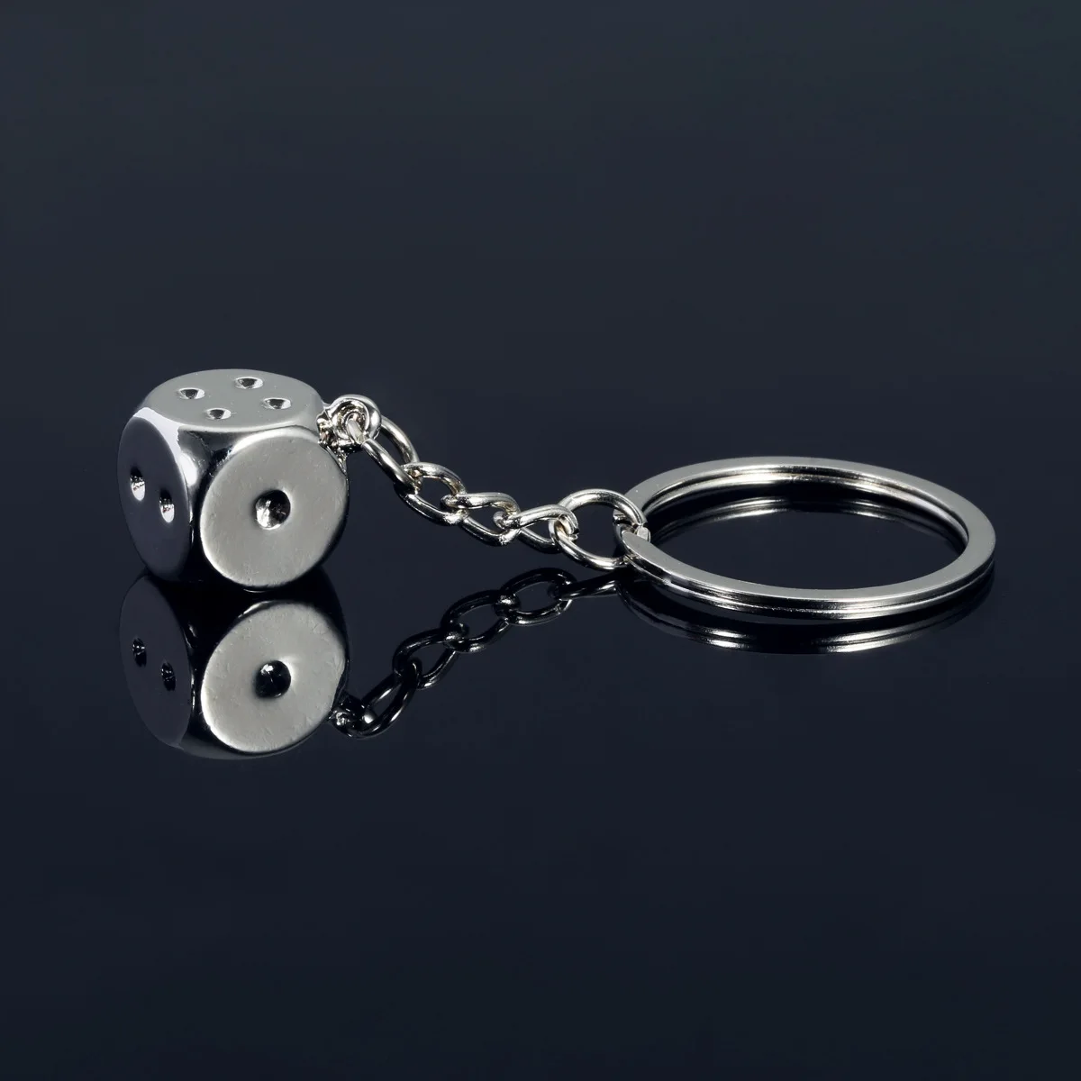 Creative Simulation Good Luck Dice Metal Car Keychain Pendant Personality Cool Waist Hanging Dice Key Ring Pendant Accessories