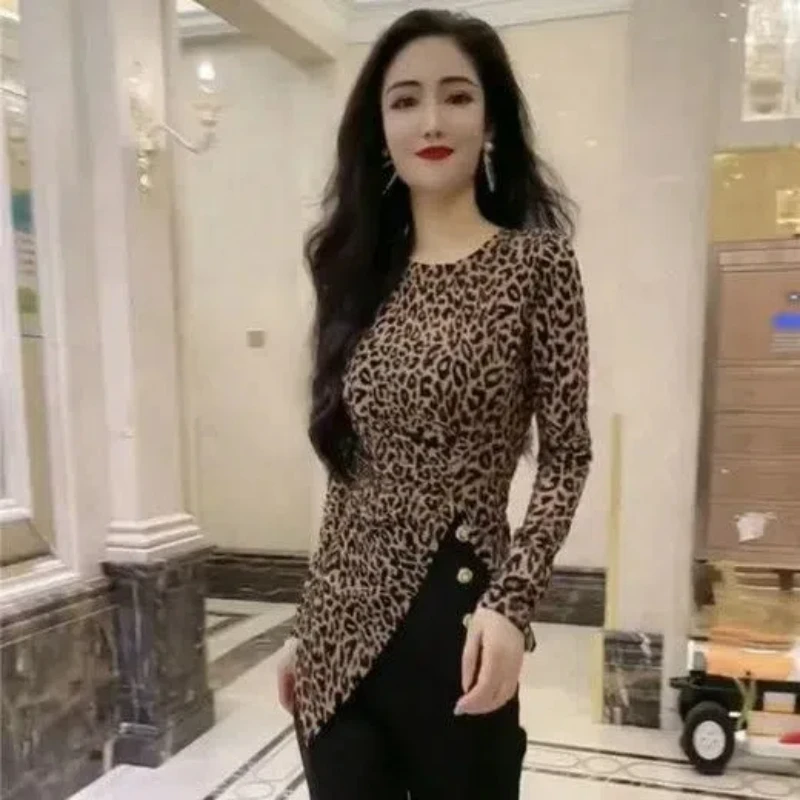 

Fashionable Leopard Print Base Shirt for Women in Autumn New Internet Celebrity Fashionable Slim Fit Irregular Slit Top