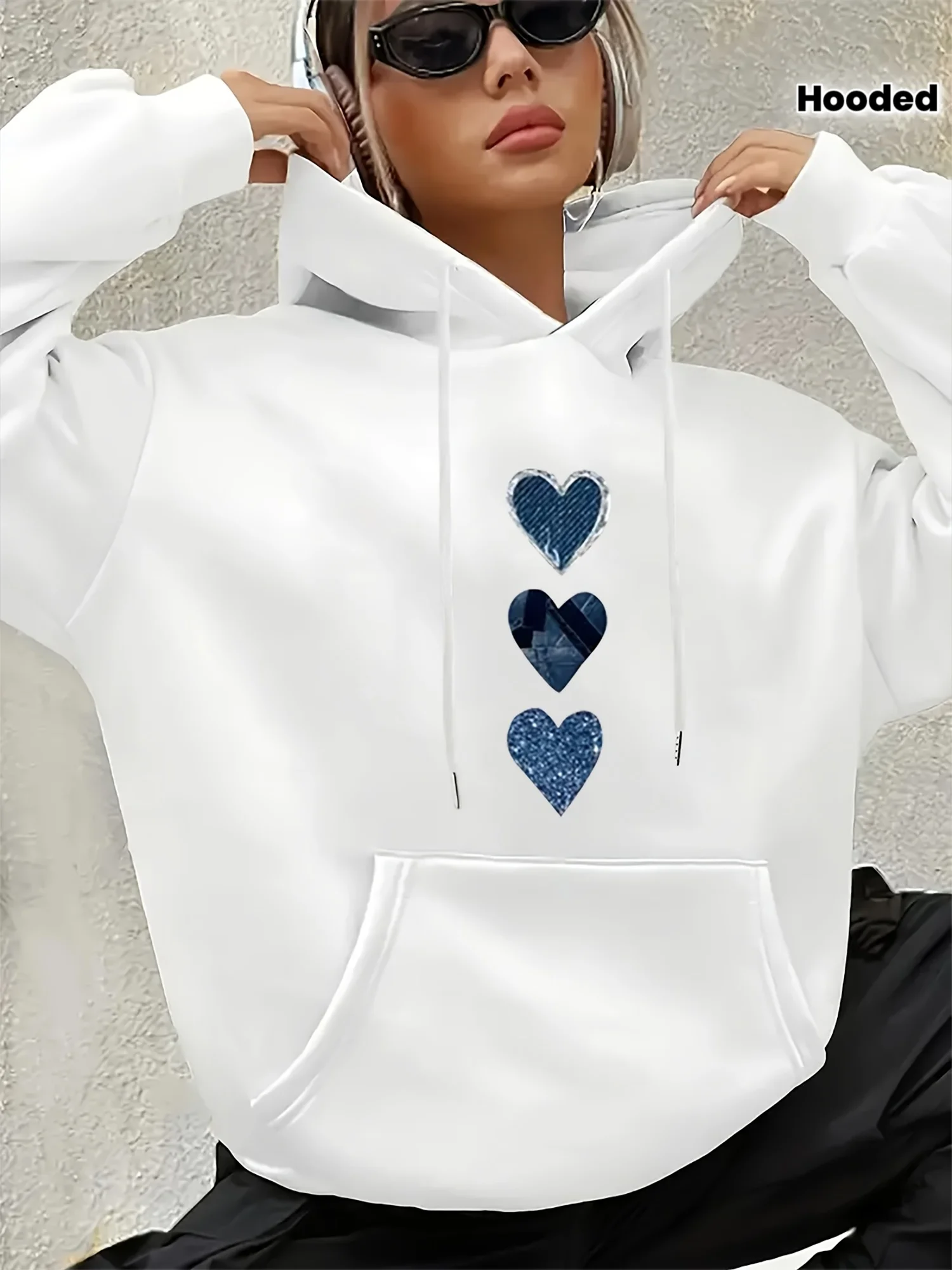 Damenmode: Lässiger Kapuzenpullover mit dreifachem Herzmuster, lustige Grafik, Kapuzenpullover, Pullover, Kleidung für Outfits, Alltagskleidung für Damen.