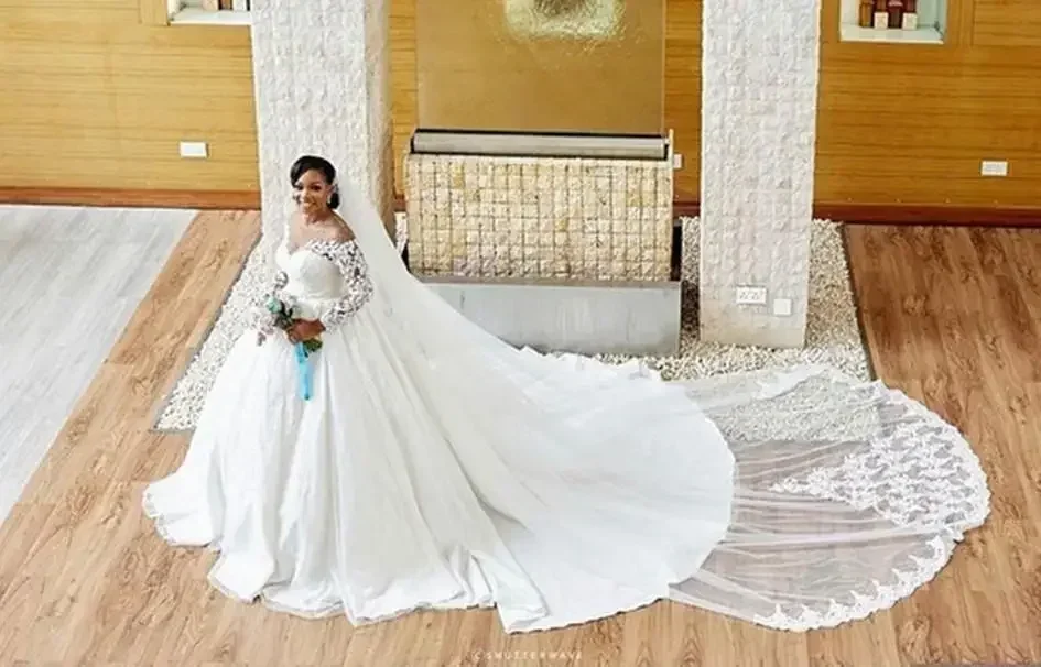 تخصيص الدانتيل يزين Ballgown فساتين الزفاف Vestidos De Casame سويب تراين الوهم كم طويل بالإضافة إلى حجم فستان زفاف