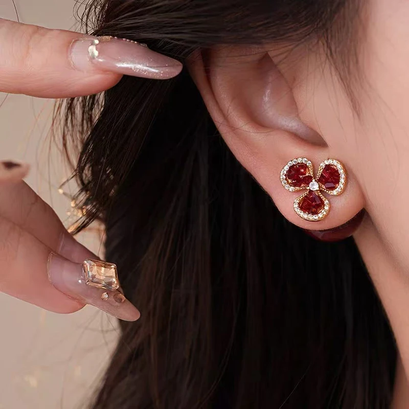 Ankela Weinrote Perlen-Kristall-Dreibeinblumen-Hängeohrringe für 2025 Damenmode-Schmuck Weihnachts-Luxus-Accessoires – Detail 10