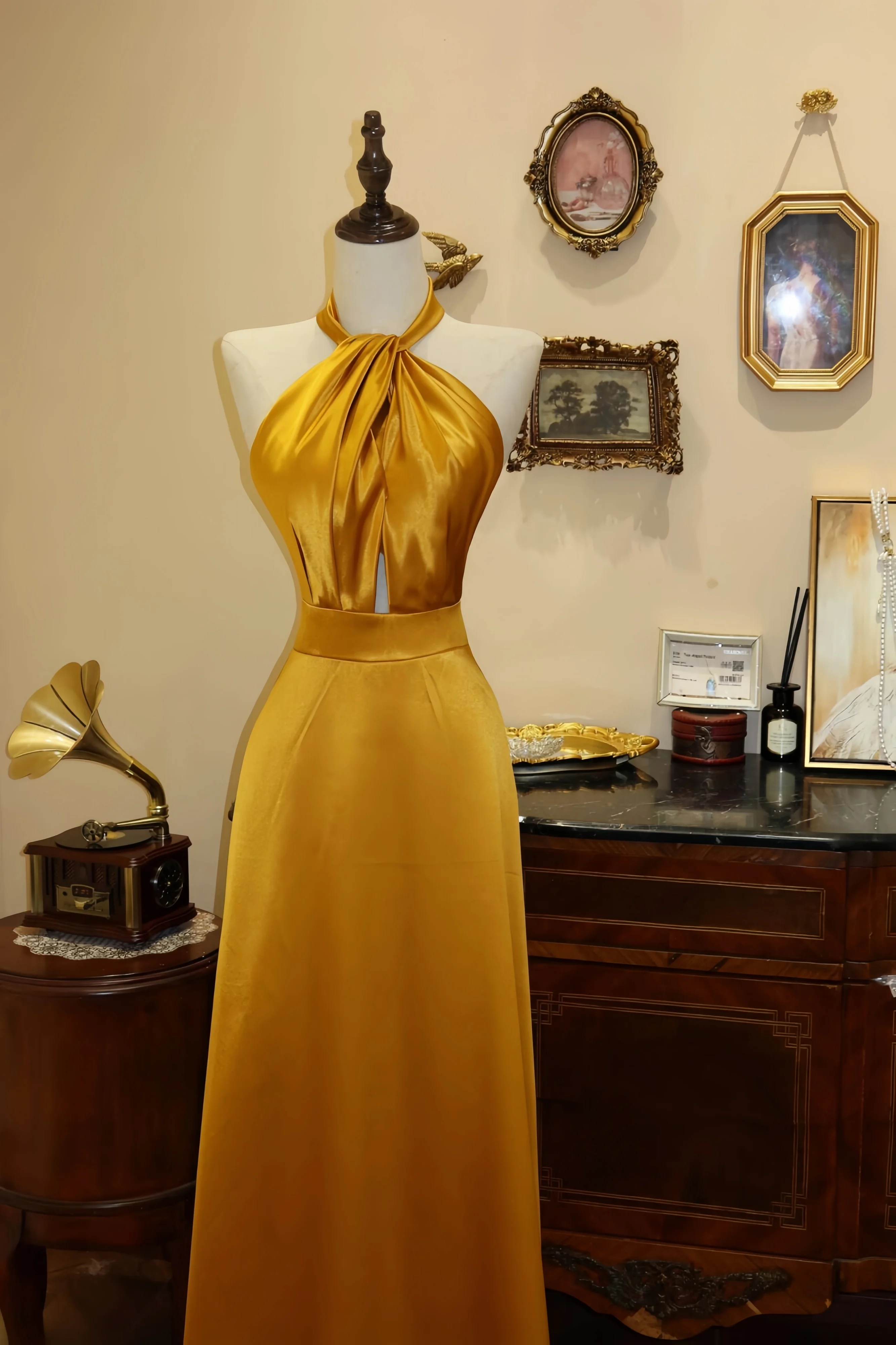 Simple Round Neck Yellow Evening Dress A-Line Satin Pleated Sleeveless Sexy Backless Formal Occasion Banquet Celebrity Dress