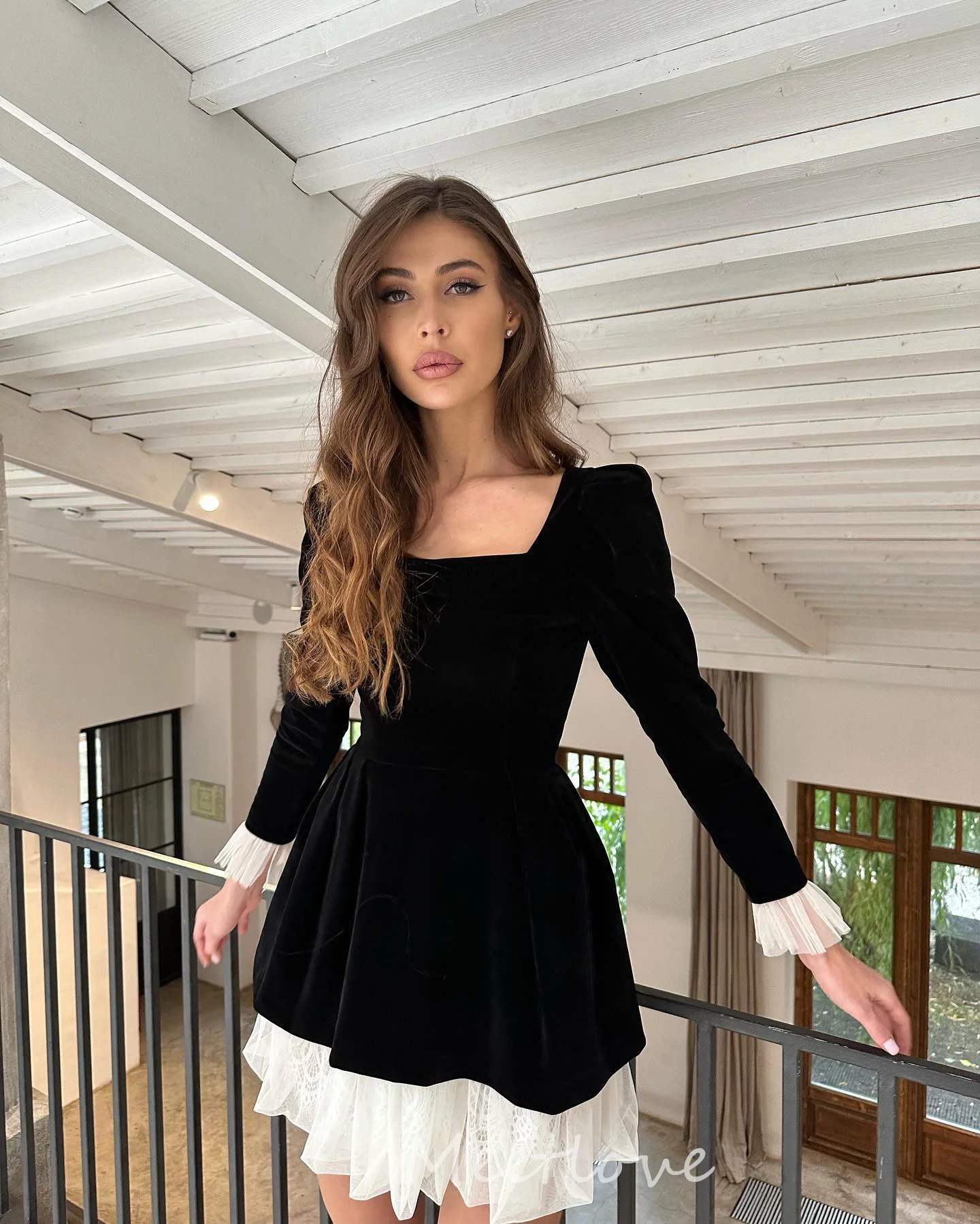 

Meetlove Modern Mini Black and White Velour A-Line Evening Dresse Pleat Long Sleeves Short Evening Gowns Square Collar soirée