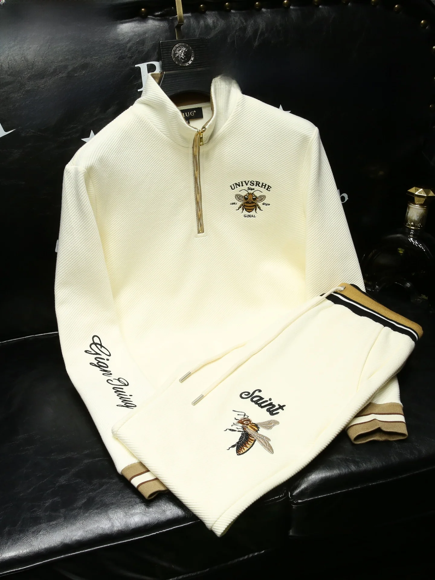 

Мужской повседневный комплект из двух предметов: свитшот с вышивкой и воротником-стойкой, длинные брюки. Новинка осени 2026. Sle Haome.